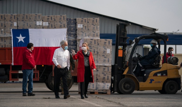  Miseria humana o show en entrega de cajas con alimentos del Gobierno. Imágenes que dan verguenza donde la primera dama y ministros juegan con el hambre de los pobres. Diputada denuncia "esta miseria"