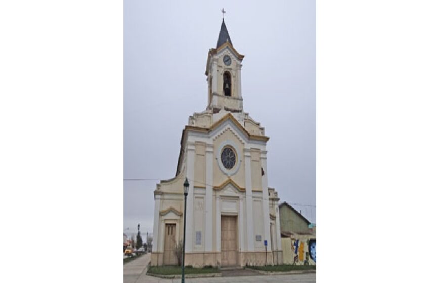  Iglesia de Natales se cae a pedazos