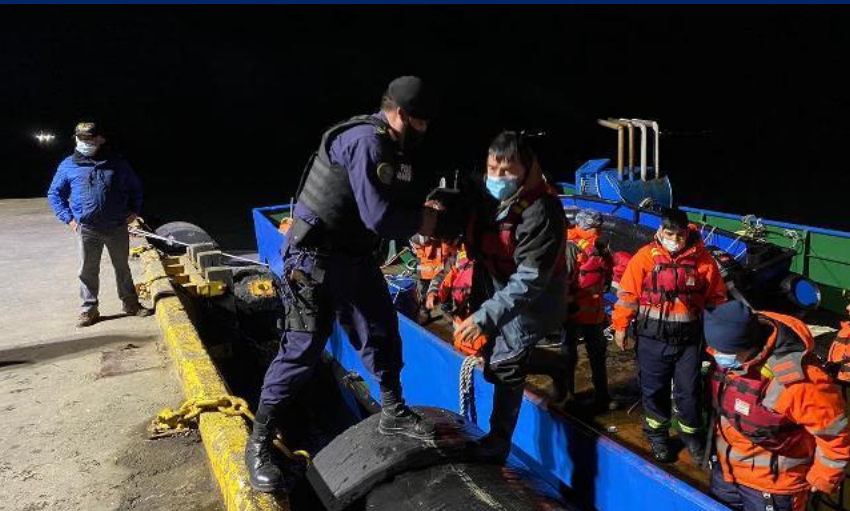  Preocupación en Comunidades kawesqar por 5 meses de plazo en reflotar estructura salmonera con combustible hundida cerca de Puerto Natales