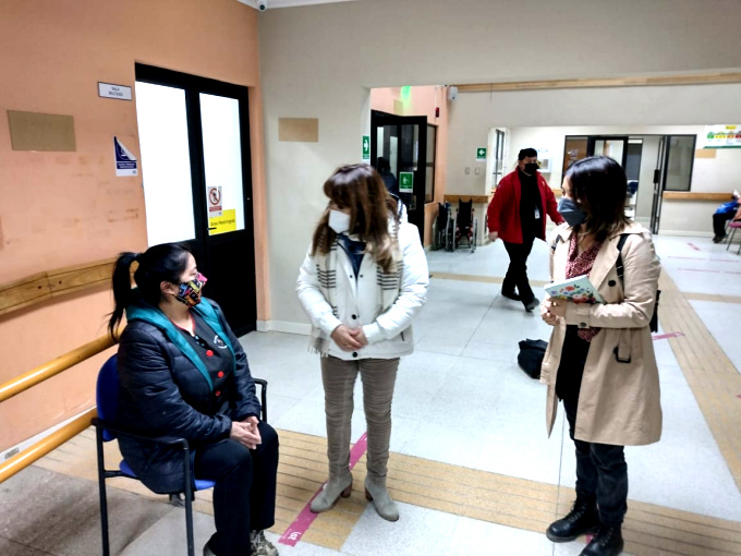  Alcaldesa visitó el CESFAM de Natales y conversó con los vecinos que esperaban atención