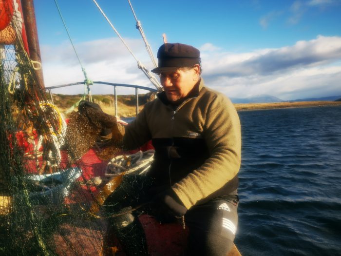  El cortometraje con el testimonio de un pescador kawésqar en defensa del mar frente a las salmoneras