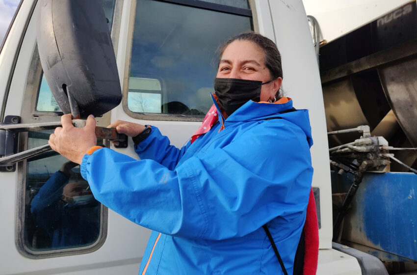  Municipio natalino destacó a primera mujer chofer de camión recolector de la basura