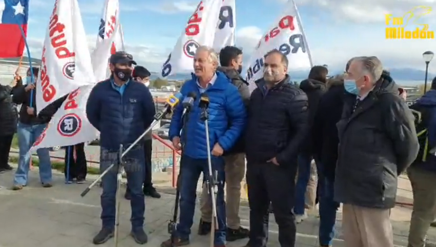  Huevos y tomates le arrojaron al candidato republicano José Antonio Kast en Natales