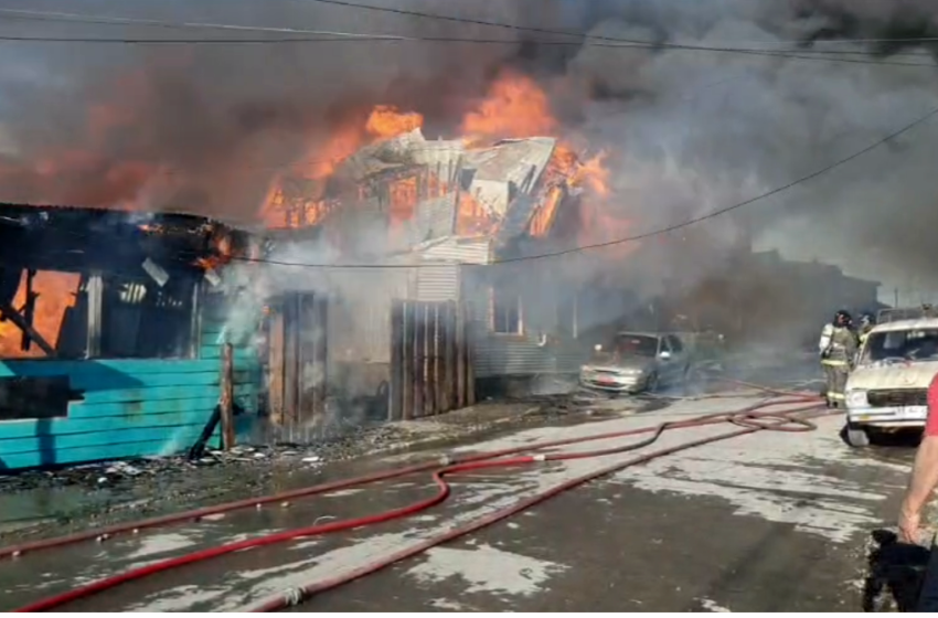  Descomunal incendio afectó a varias viviendas en Natales