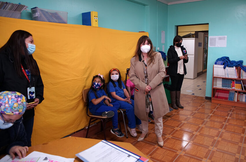  Con un porcentaje superior al 90%. ALCALDESA Y SEREMI DE SALUD INSPECCIONAN PROCESO DE VACUNACIÓN