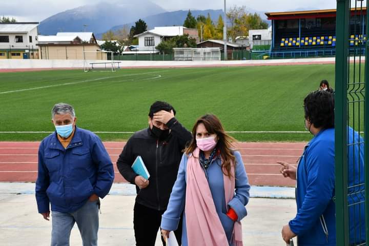  Alcaldesa Antonieta Oyarzo efectuó visita al Estadio Municipal para interiorizarse de las necesidades que tiene aquel espacio deportivo