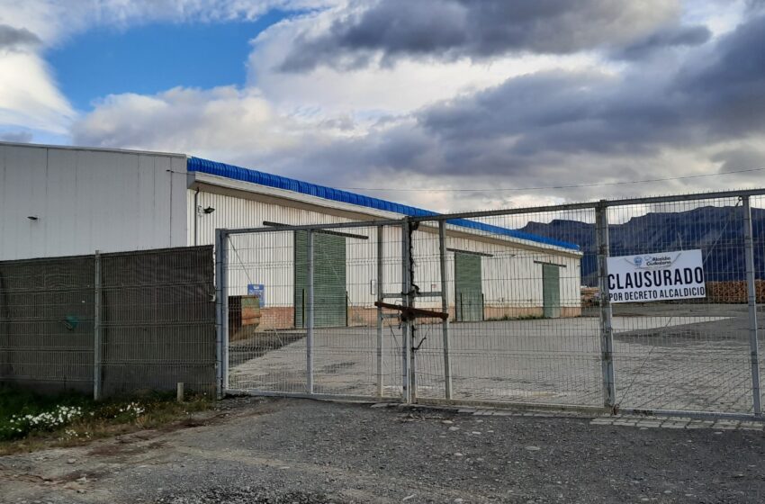  21 galpones construidos y en operación en Natales lo hacen sin patente comercial