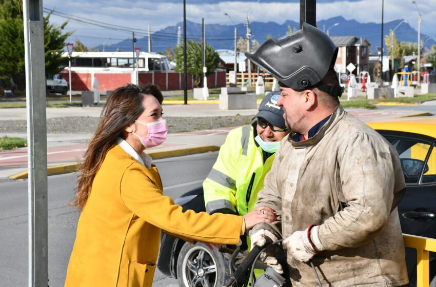  Municipio de Natales retira rejas peatonales de Avenida Santiago Bueras