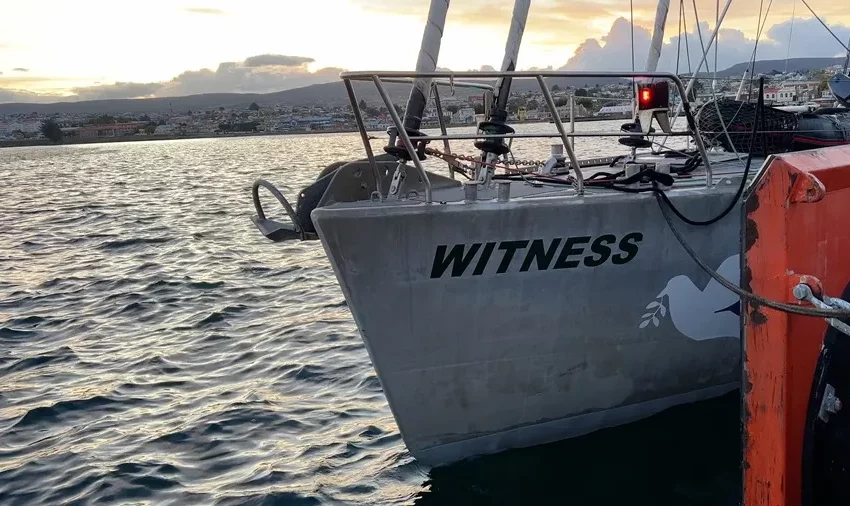  El barco “verde” que vigila a las salmoneras del prístino mar austral chileno