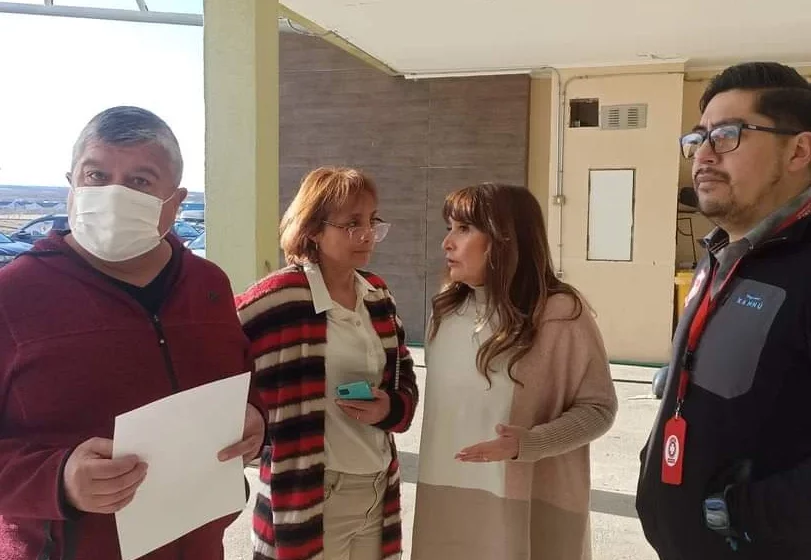  Alcaldesa Antonieta Oyarzo junto a funcionarios del SAMU plantean la urgencia y necesidad de adquirir ambulancias para el hospital natalino