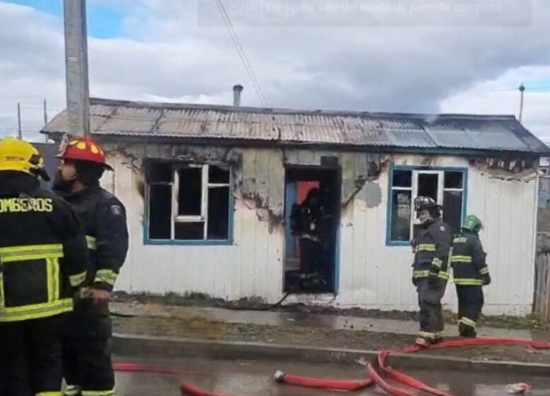  Natales: Rescatan a una persona con signos de intoxicación desde vivienda incendiada