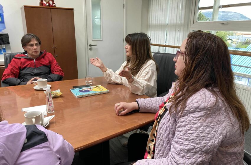  Alcaldesa de Natales y directivos de la CORMUNAT se reunieron con los representantes de los profesores y asistentes de la educación