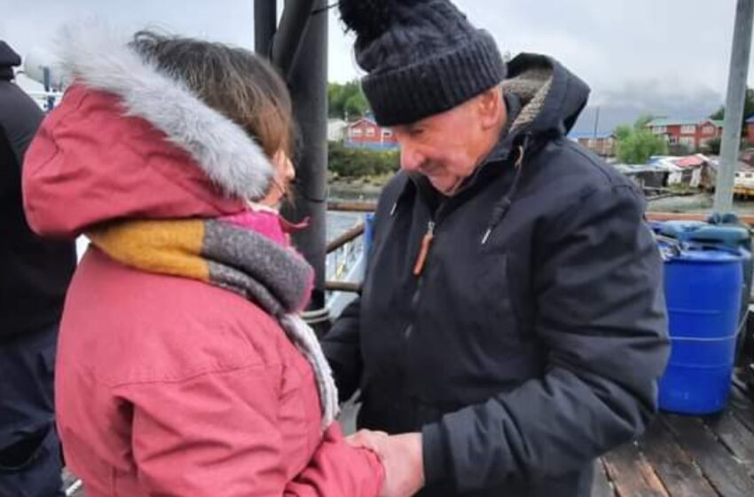  Alcaldesa de Natales se reunió con vecinos de Puerto Edén, dando marcha al plan de empleo de emergencia